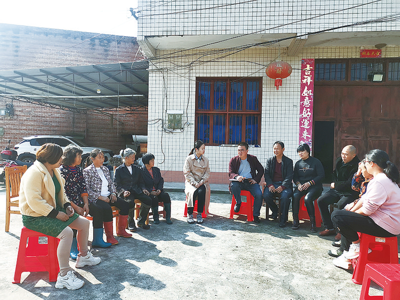 大坪村召开院坝会,了解社情民意。