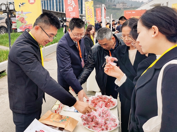 嘉宾试吃开州香肠。陈泓莹 摄